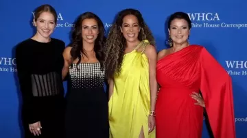Vestido de crepé con paneles de malla Monot usado por Sara Haines como se ve en The View el 1 de mayo de 2023