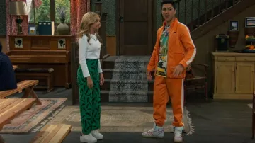 Guess Collage Poster Camiseta gráfica usada por Parker Preston (Trevor Tordjman) como se ve en BUNK'D (S06E23)