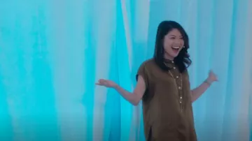 Banana Republic Ser­e­nade Silk Dol­man Tu­nic worn by Julia (Lauren Gaw) as seen in Fantasy Island (S02E12)