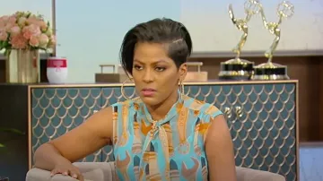 Gucci Lipstick And Tool Print Silk Shirt usada por Tamron Hall vista en Tamron Hall el 28 de abril de 2023