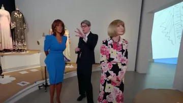 Robe azur Stella McCartney portée par Gayle King vue dans CBS Mornings le 1er mai 2023