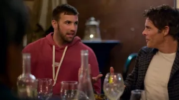 Sudadera con capucha Nike Sportswear Heritage usada por Ravi Chattapodhyay (Pramod Kumar) como se ve en Jury Duty (S01E07)