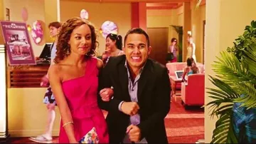 Vestido rojo Palais One Shoulder usado por Jennifer 3 (Savannah Jayde) en Big Time Rush (S03E04)