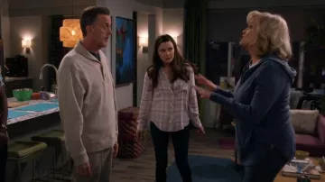 Rails Hunter Button Up en crema rosa lavanda usada por Christina (Maribeth Monroe) como se ve en Bob Hearts Abishola (S04E19)