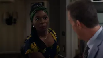 Kendra Scott Elisa Collier porté par Abishola (Folake Olowofoyeku) vu dans Bob Hearts Abishola (S04E19)
