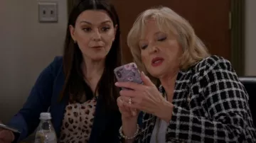 AQUA Cutaway Blazer porté par Dottie (Christine Ebersole) vu dans Bob Hearts Abishola (S04E19)