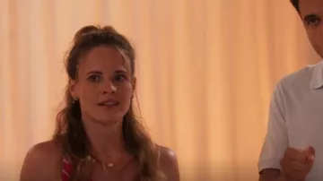 Kendra Scott Elisa Collier pendentif en or porté par Courtney (Katie LeClerc) comme on le voit dans Fantasy Island (S02E12)