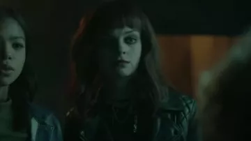 Allsaints Cargo Quilted Leather Biker Jacket usada por Duela (Olivia Rose Keegan) como se ve en Gotham Knights (S01E07)