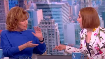 Lafayette 148 New York Dolman Sleeve Sweater usado por Joy Behar como se ve en The View el 2 de mayo de 2023