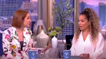 Chaqueta floral Ted Baker Ziahh usada por Ellie Kemper como se ve en The View el 2 de mayo de 2023