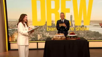 Pantalones acampanados de mezcla de seda de gran altura usados por Drew Barrymore como se ve en The Drew Barrymore Show el 1 de mayo de 2023
