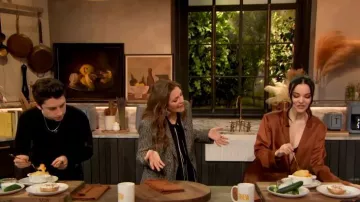 Hansen + Gretel Tilbury Chemise en soie portée par Dove Cameron vue dans The Drew Barrymore Show le 3 mai 2023