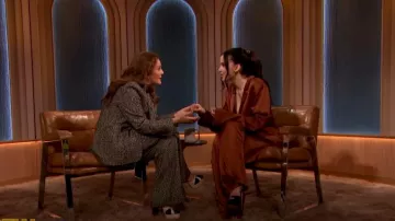 Hansen + Gretel Nash Pantalon en soie porté par Dove Cameron vu dans The Drew Barrymore Show le 3 mai 2023