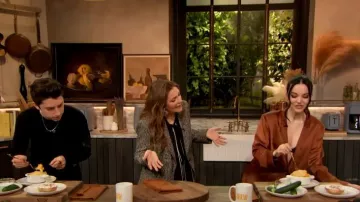 Alice + Olivia Jeannie Bow Collar Button Down Blouse worn by Drew Barrymore as seen in The Drew Barrymore Show on May 3, 2023