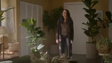 R13 Flo­ral Cardi­gan worn by Caitlin Snow (Danielle Panabaker) as seen in The Flash (S09E10)