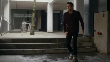 Vans Old Skool Low-top Sneak­ers worn by Barry Allen (Grant Gustin) as seen in The Flash (S09E10)
