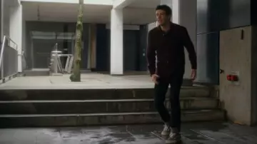 Vans Old Skool Low-top Sneak­ers worn by Barry Allen (Grant Gustin) as seen in The Flash (S09E10)
