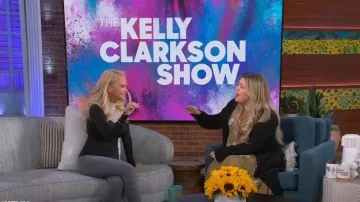 R13 Shredded Relaxed Midi Dress usado por Kelly Clarkson como se ve en The Kelly Clarkson Show el 19 de abril de 2023
