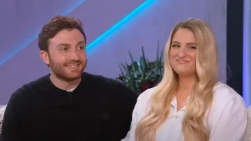 Acne Studios Kalon Face Patch Wool Sweater usado por Daryl Sabara como se ve en The Kelly Clarkson Show el 25 de abril de 2023