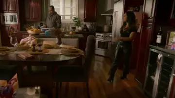 Pantalon coupé Babaton Command porté par Cecile Horton (Danielle Nicolet) comme on le voit dans The Flash (S09E10)
