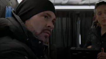 Moose Knuckles Faux-Fur Trim Padded Parka usada por Adam Ruzek (Patrick Flueger) como se ve en Chicago P.D. (S10E19)