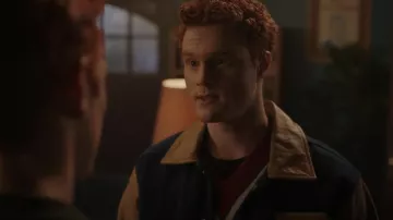 Chaqueta Lp-Facon Blue and Yellow Bomber R-Team Varsity usada por Julian Blossom (Nicholas Barasch) como se ve en Riverdale (S07E06)