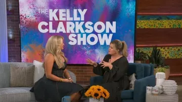 Alexander McQueen Vestido de mezclilla asimétrico usado por Bebe Rexha como se ve en The Kelly Clarkson Show el 1 de mayo de 2023