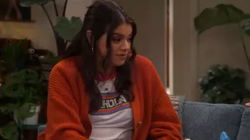 Mi Vida White/Red Retro Chula Ringer usado por Mayan (Mayan Lopez) como se ve en Lopez vs Lopez (S01E20)