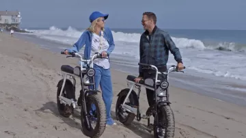 Juicy Couture Princess Blue Monogram Velour Pantalones usados por Paris Hilton como se ve en Paris in Love (S01E01)