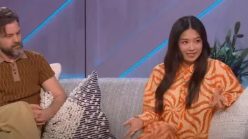 Raisa Vanessa Camisa de encaje metálico usada por Christine Ko como se ve en The Kelly Clarkson Show el 3 de mayo de 2023