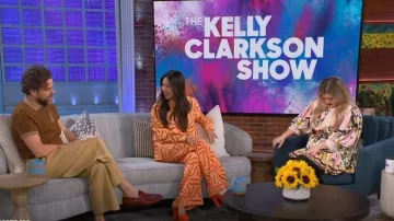 Raisa Vanessa Metallic Lace Palazzo Pantalones usados por Christine Ko como se ve en The Kelly Clarkson Show el 3 de mayo de 2023