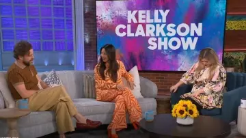 Pantalon Palazzo en dentelle métallique Raisa Vanessa porté par Christine Ko vu dans The Kelly Clarkson Show le 3 mai 2023