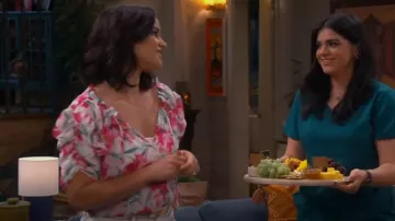 Tory Burch Eleanor Cinturón usado por Natalia (Melissa Fumero) como se ve en Lopez vs Lopez (S01E21)