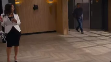 Karl Lagerfeld Paris Lafayette Bolso bandolera de cuero usado por Rosie (Selenis Leyva) como se ve en Lopez vs Lopez (S01E21)