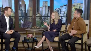 Chloe Balloon Sleeve Belted Linen Drill Dress usado por Kelly Ripa como se ve en LIVE with Kelly and Mark el 3 de mayo de 2023