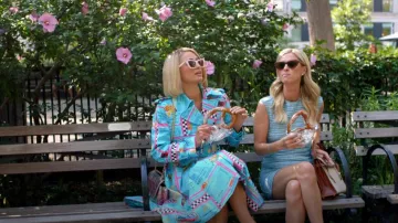 Chanel Unicorn Rainbow Reissue Bag usado por Paris Hilton como se ve en Paris in Love (S01E07)