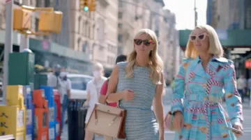Hermes 1997 Sac Kelly 32 Sellier 2way d’occasion porté par Nicky Hilton Rothschild vu dans Paris in Love (S01E07)