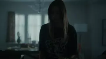 T-shirt Garage Brooklyn Tour porté par Eliza Wells (Maia Jae Bastidas) vu dans Rabbit Hole (S01E07)