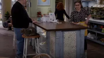 Alice + Olivia Willa Chemise caniche portée par Kat (Mayim Bialik) vue dans Call Me Kat (S03E22)