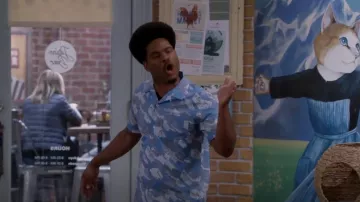 A.P.C. Coe Sky Chemise à manches courtes portée par Carter (Julian Gant) comme on le voit dans Call Me Kat (S03E22)