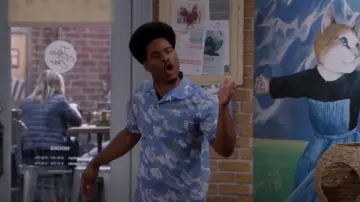 A.P.C. Coe Sky Chemise à manches courtes portée par Carter (Julian Gant) comme on le voit dans Call Me Kat (S03E22)