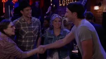 Idyllwind Shiloh Drive embellie Veste de camionneur en denim portée par (Margie Mays) comme on le voit dans Call Me Kat (S03E22)