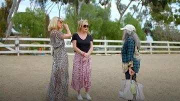 Rixo Gracie Ruffled Printed Silk Crepe De Chine Wrap Skirt usada por Kathy Hilton como se ve en Paris in Love (S01E09)