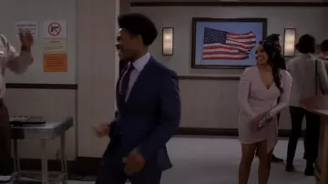 Robe Aqua Metallic Faux Wrap portée par Randi (Kyla Pratt) comme on le voit dans Call Me Kat (S03E22)