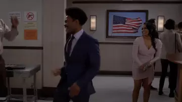 Robe Aqua Metallic Faux Wrap portée par Randi (Kyla Pratt) comme on le voit dans Call Me Kat (S03E22)