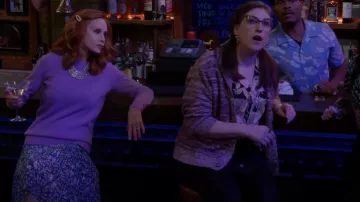 Ted Baker Lailaah Jupe midi plissée ondulée portée par Sheila (Swoosie Kurtz) vue dans Call Me Kat (S03E22)
