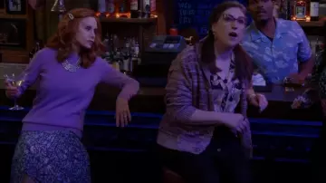 Ted Baker Lailaah Jupe midi plissée ondulée portée par Sheila (Swoosie Kurtz) vue dans Call Me Kat (S03E22)
