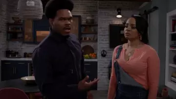 Sonoma Goods for Life Combinaison en jean coupée portée par Randi (Kyla Pratt) comme on le voit dans Call Me Kat (S03E22)