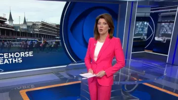 Alexander McQueen Chaqueta Blazer a medida de un solo pecho en rosa neón usada por Norah O'Donnell como se ve en CBS Evening News el 4 de mayo de 2023