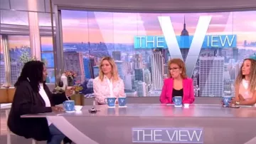 Zimmermann Wonderland camisa abotonada de encaje de manga larga usada por Sara Haines como se ve en The View el 4 de mayo de 2023